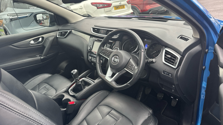Nissan Qashqai 1.3 DiG-T N-Motion 5dr Petrol Hatchback
